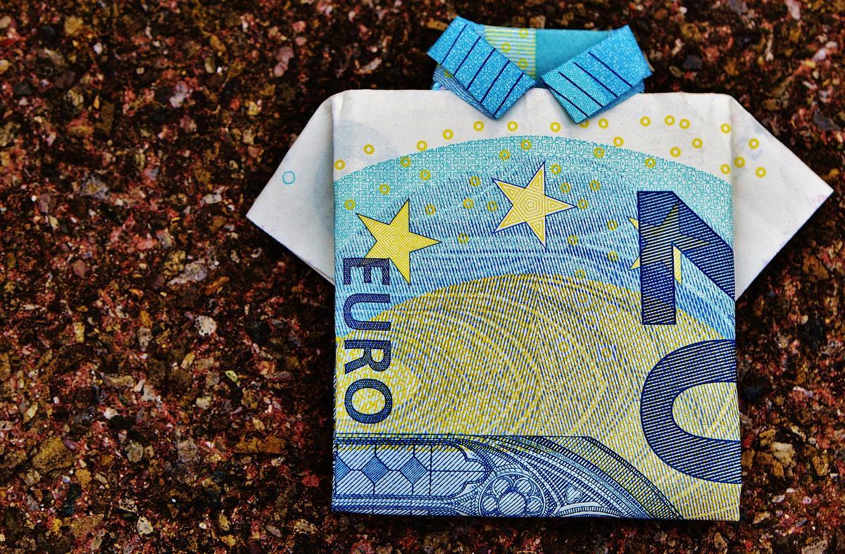 20-euro-bank-note-close-up-164485 (1).jpg